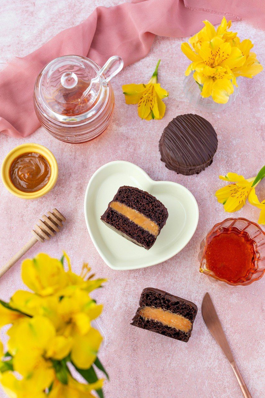Fatia de pão de mel com calda e mel