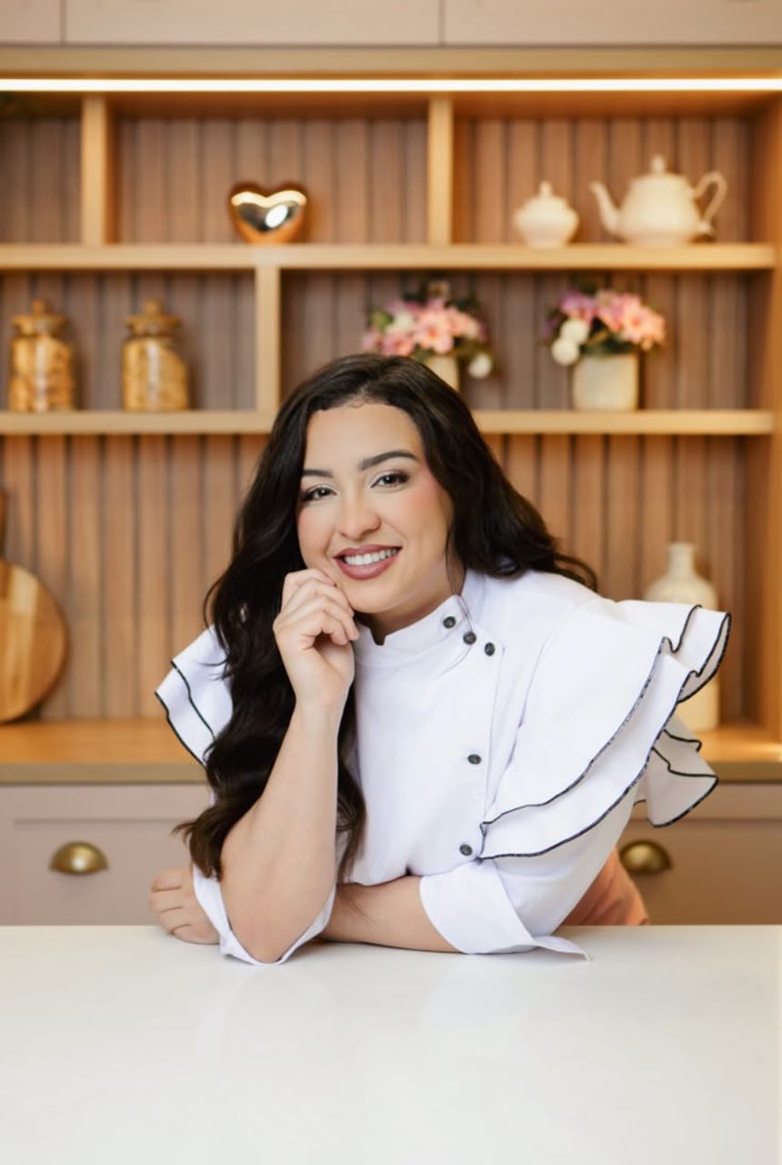 Michele Nascimento, confeiteira, de jaleco branco